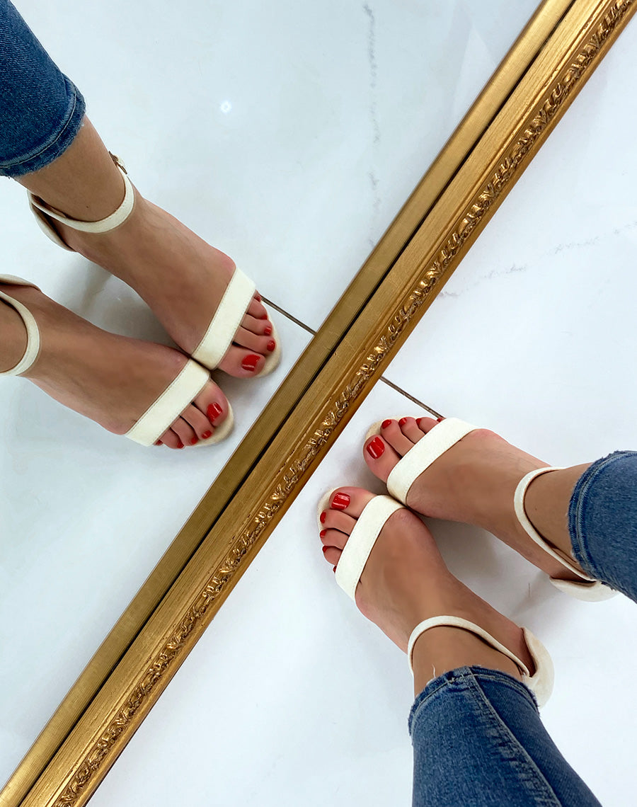 Sandales à talon en suédine jaune pastel à fines lanières