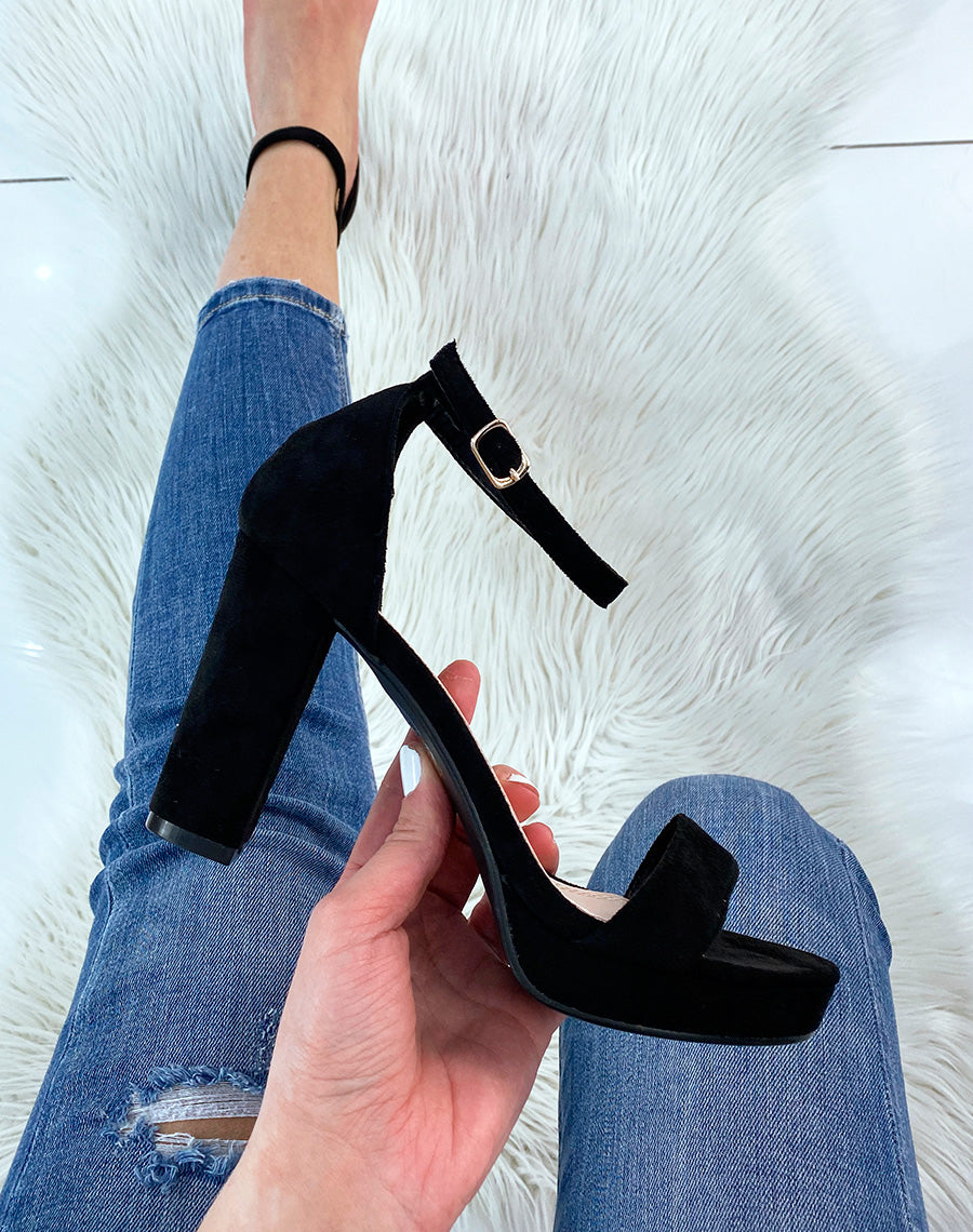 Sandales à talon en suédine noire