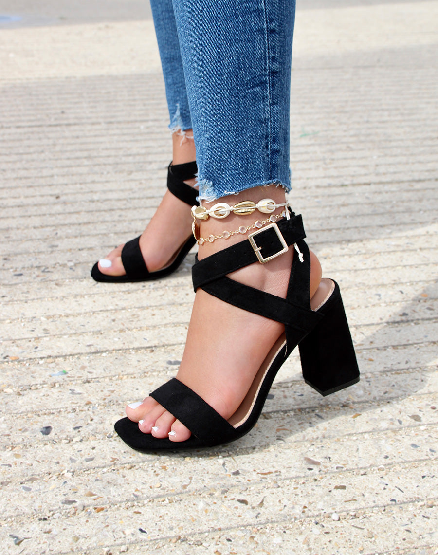 Sandales à talon en suédine noires à brides croisées