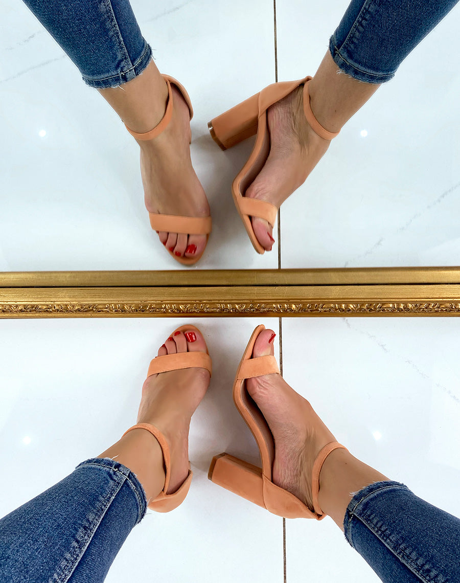 Sandales à talon en suédine orange pastel à fines lanières