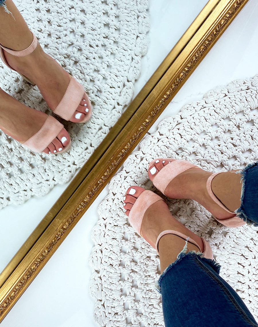 Sandales à talon en suédine rose