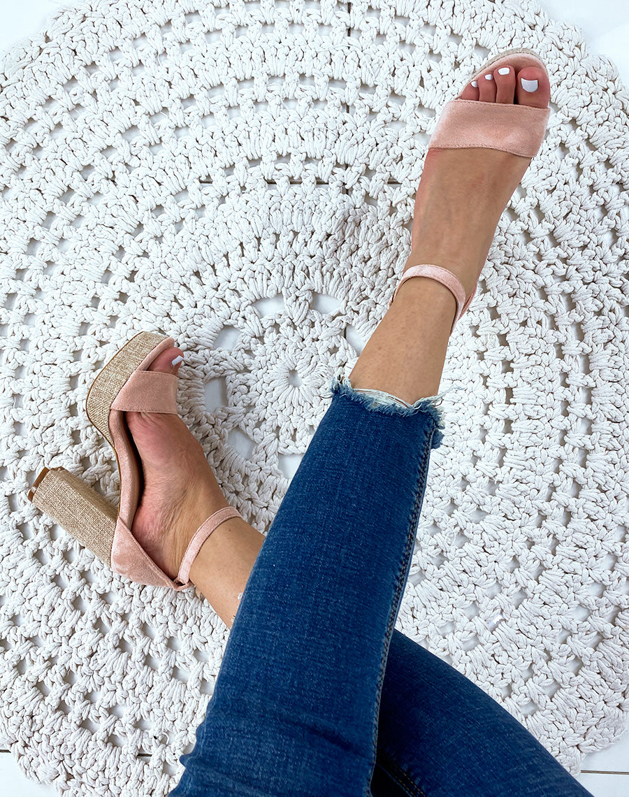 Sandales à talon en suédine rose