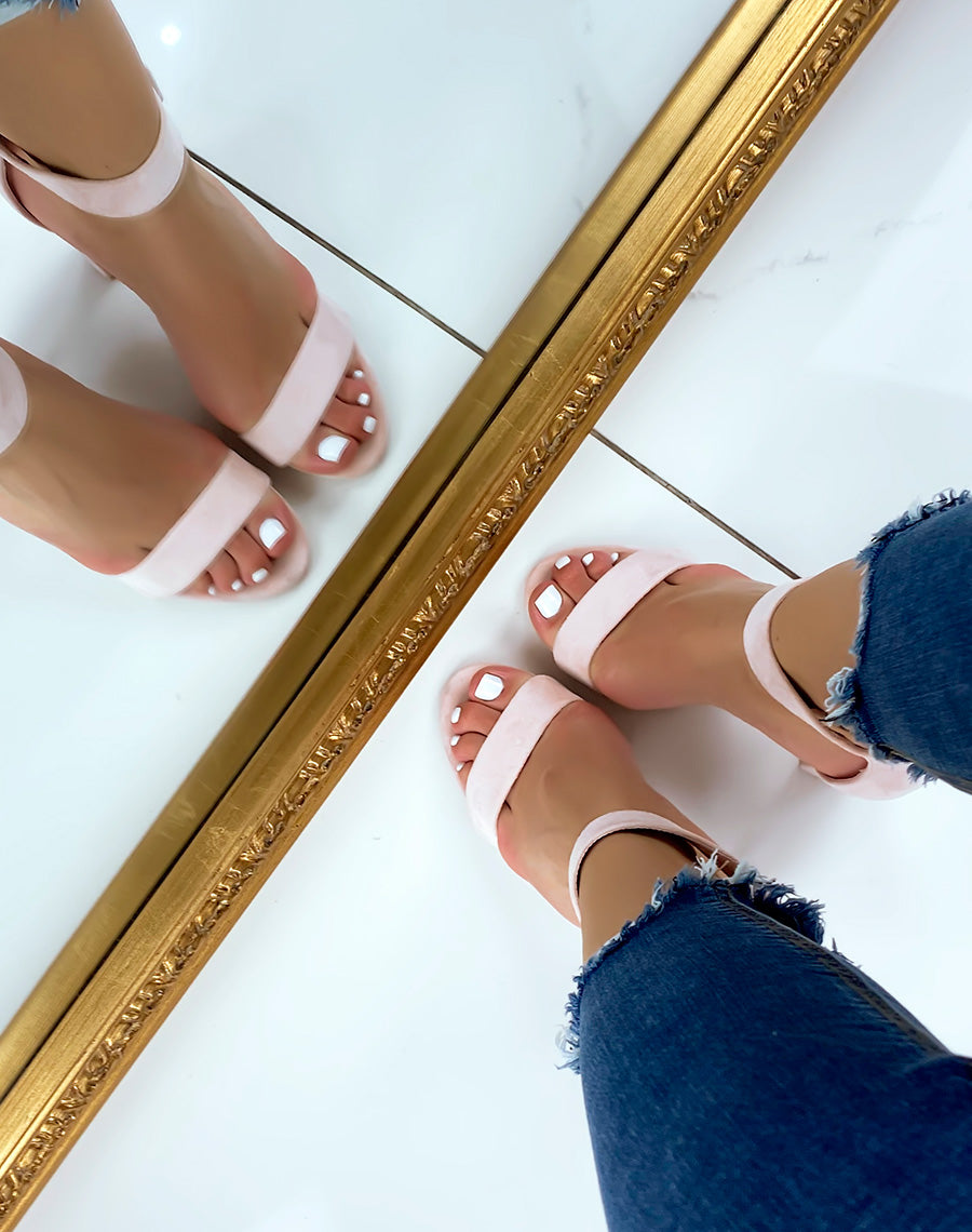 Sandales à talon en suédine rose à boucle carré