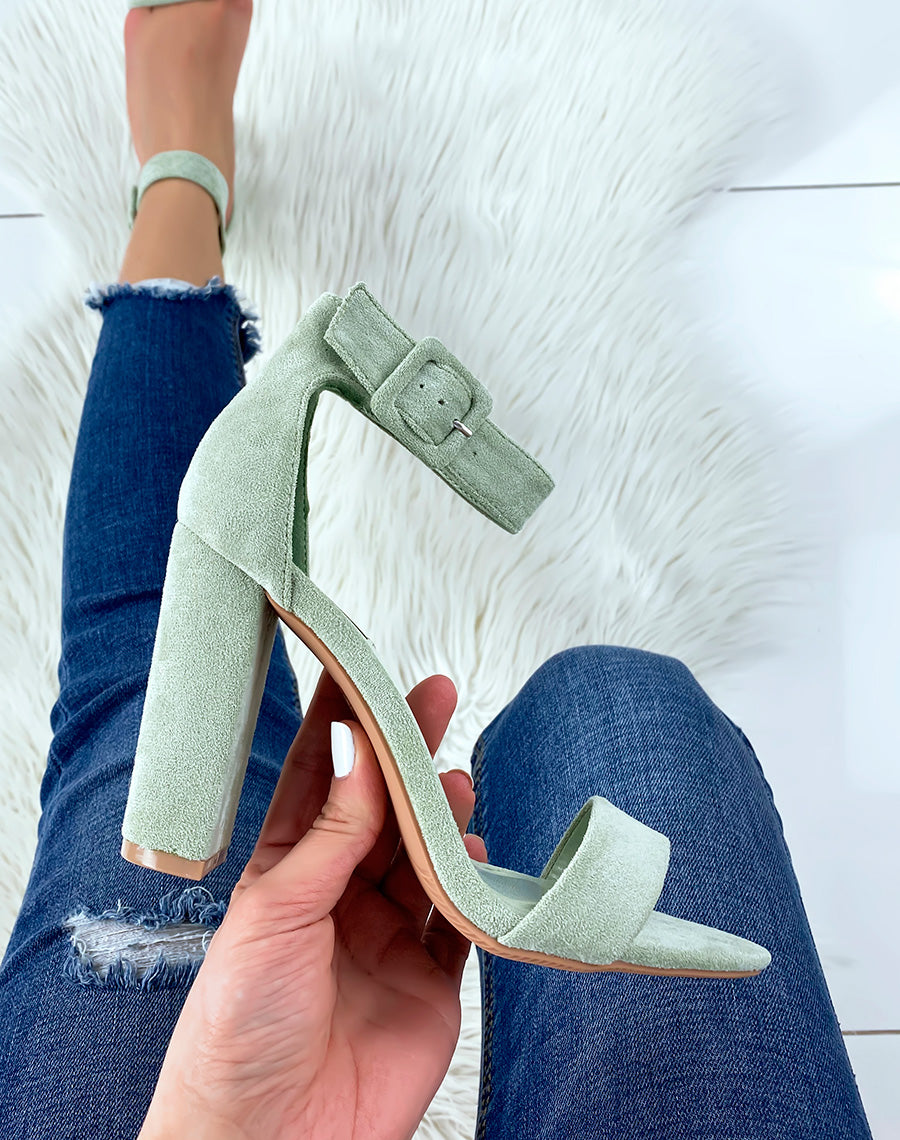 Sandales à talon en suédine vert à boucle carré