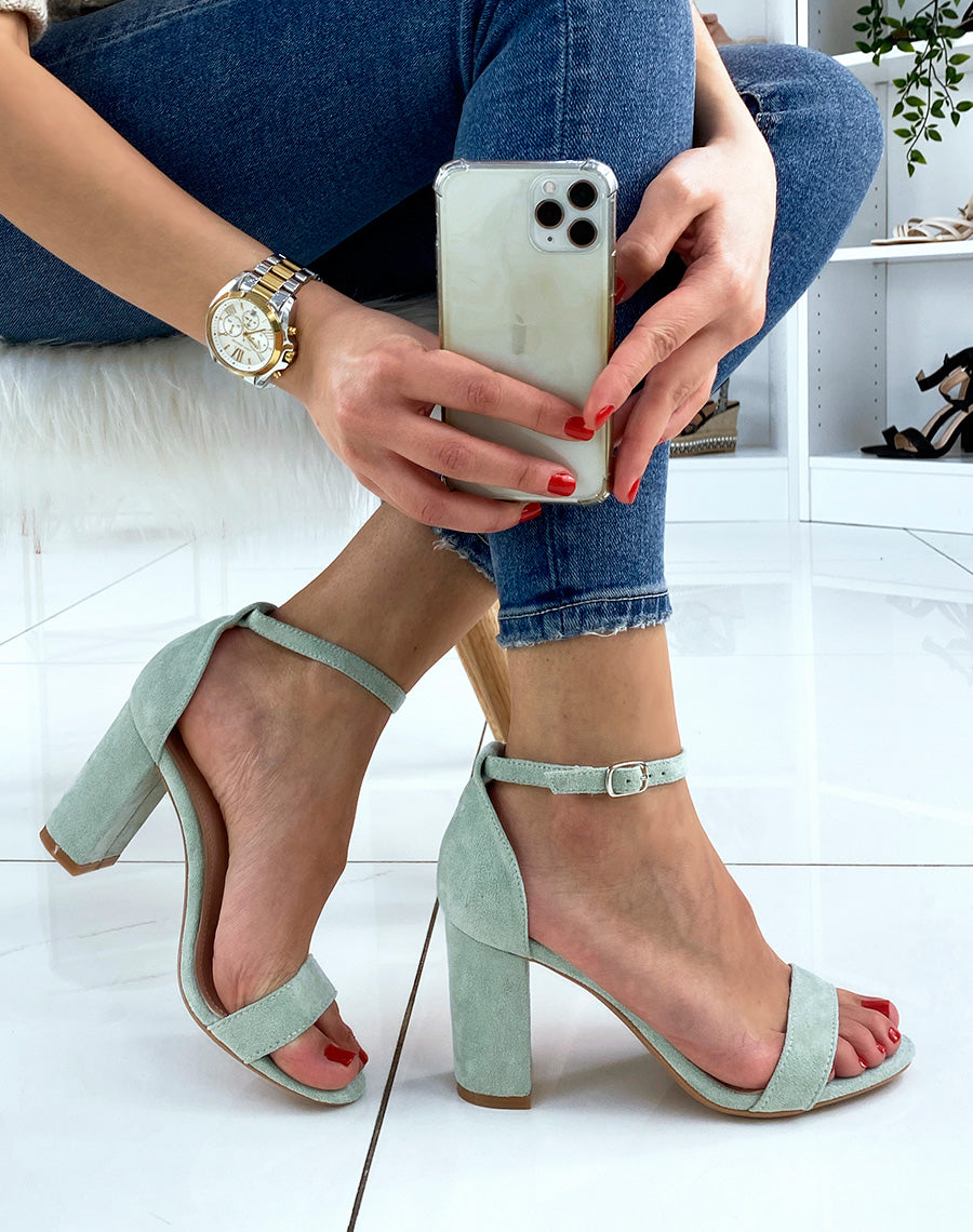 Sandales à talon en suédine vert pastel à fines lanières