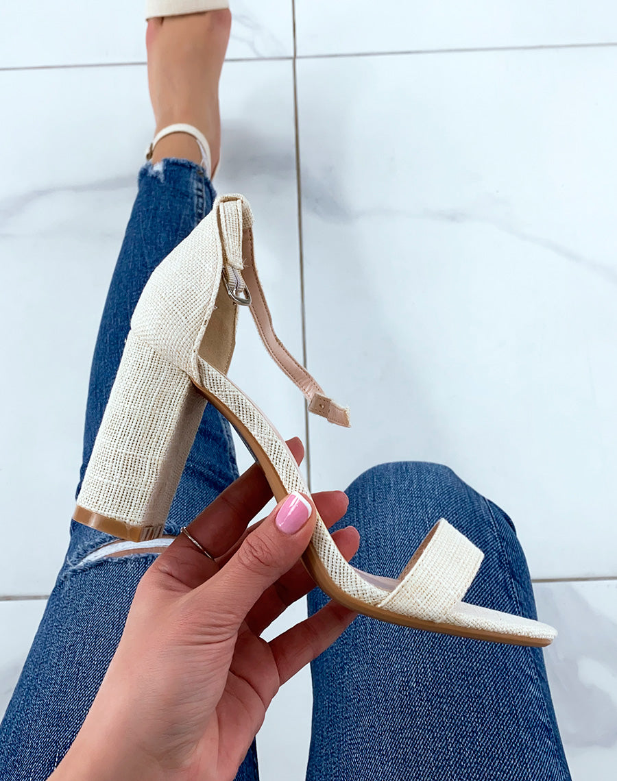 Sandales à talon en tissus beige à fine lanière