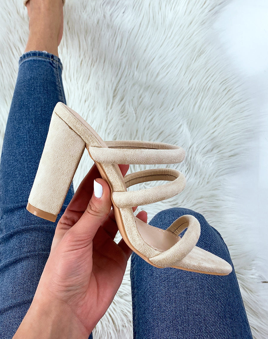 Sandales à talon et à bride beige en suédine