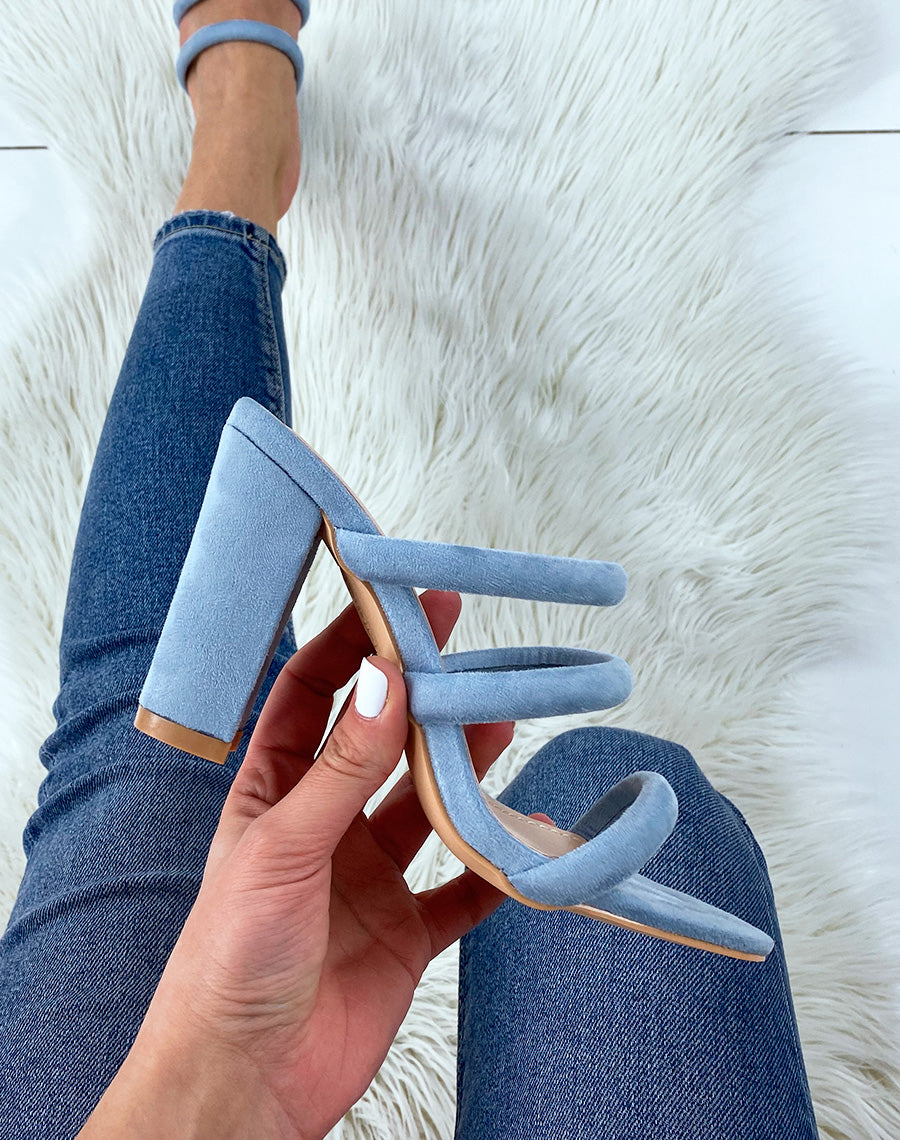 Sandales à talon et à bride bleu pastel en suédine