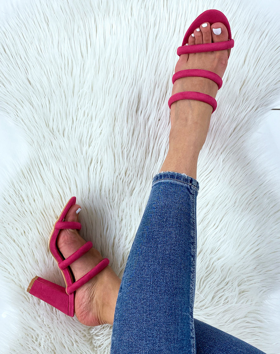 Sandales à talon et à bride fushia en suédine