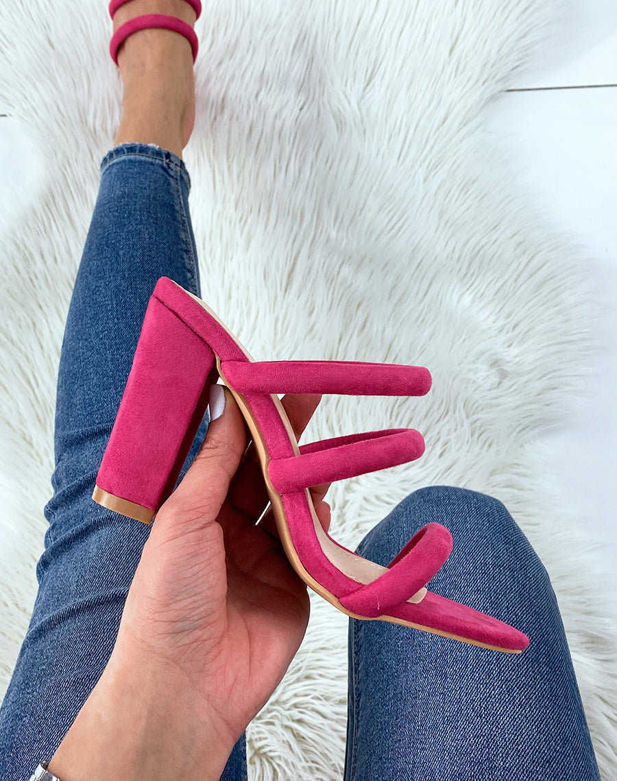 Sandales à talon et à bride fushia en suédine