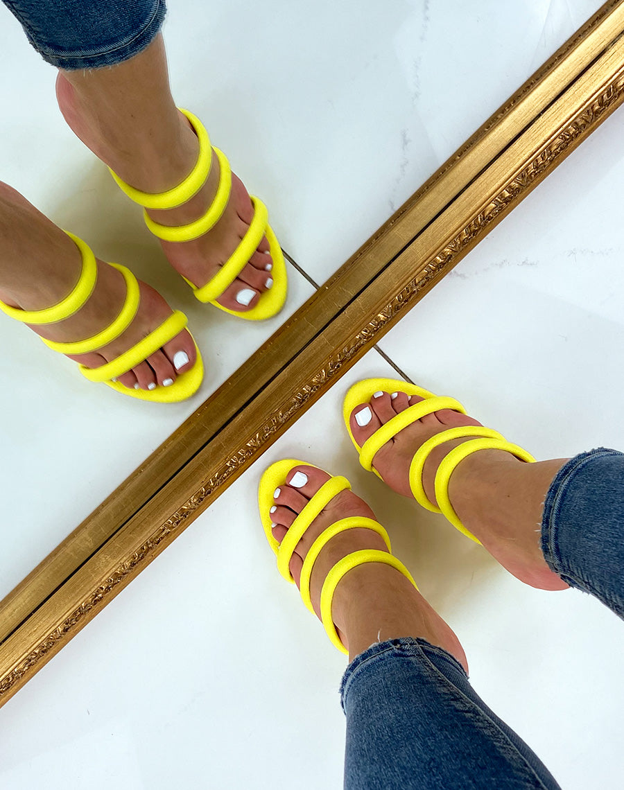 Sandales à talon et à bride jaune fluo en suédine