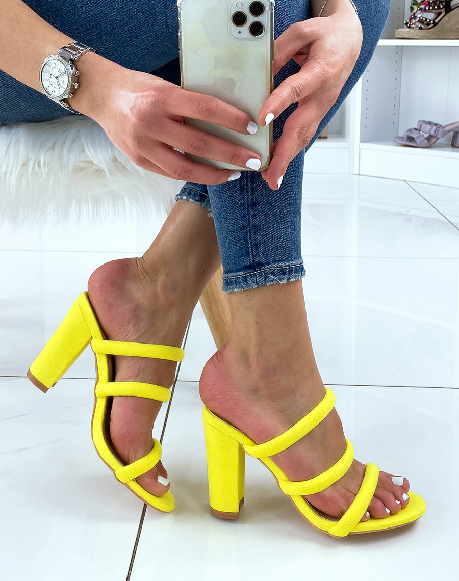 Sandales à talon et à bride jaune fluo en suédine