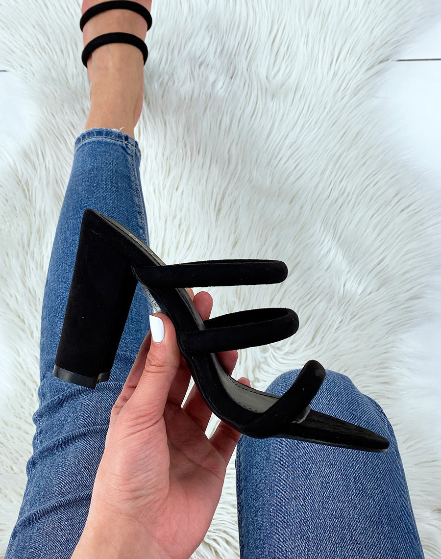 Sandales à talon et à bride noir en suédine