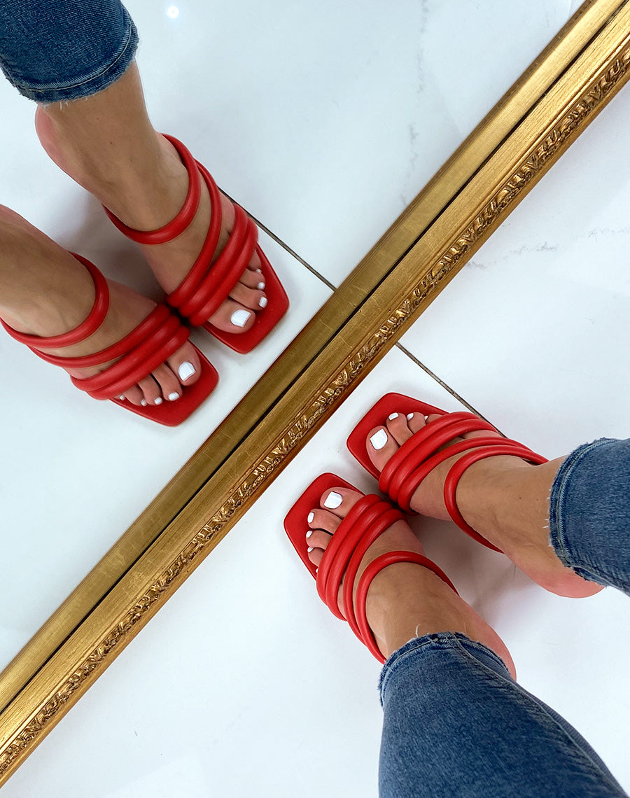 Sandales à talon et à bride rouge en similicuir