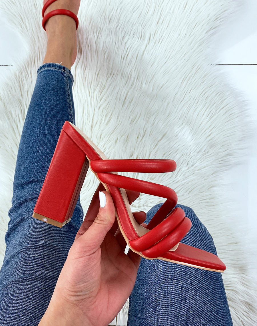 Sandales à talon et à bride rouge en similicuir