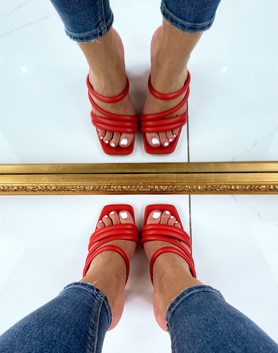 Sandales à talon et à bride rouge en similicuir