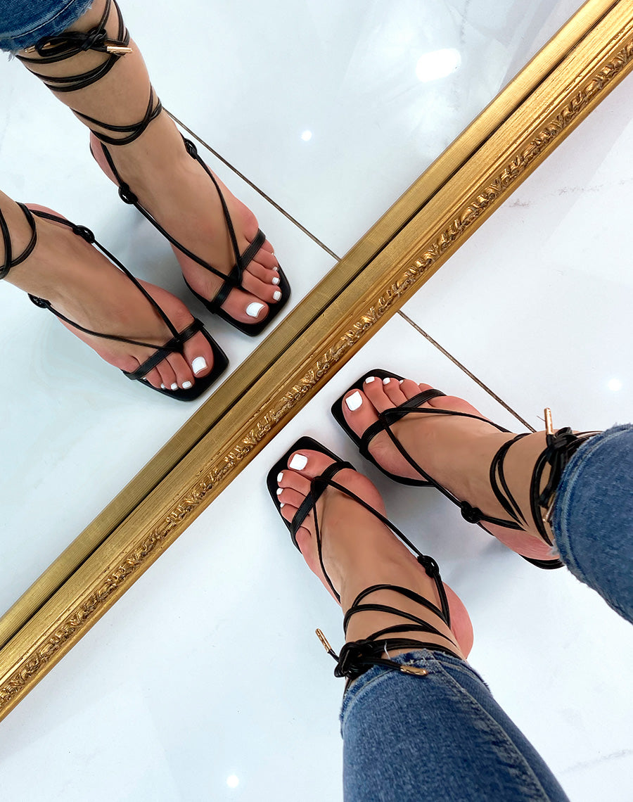 Sandales à talon et entre-doigts noires à multiples lanières