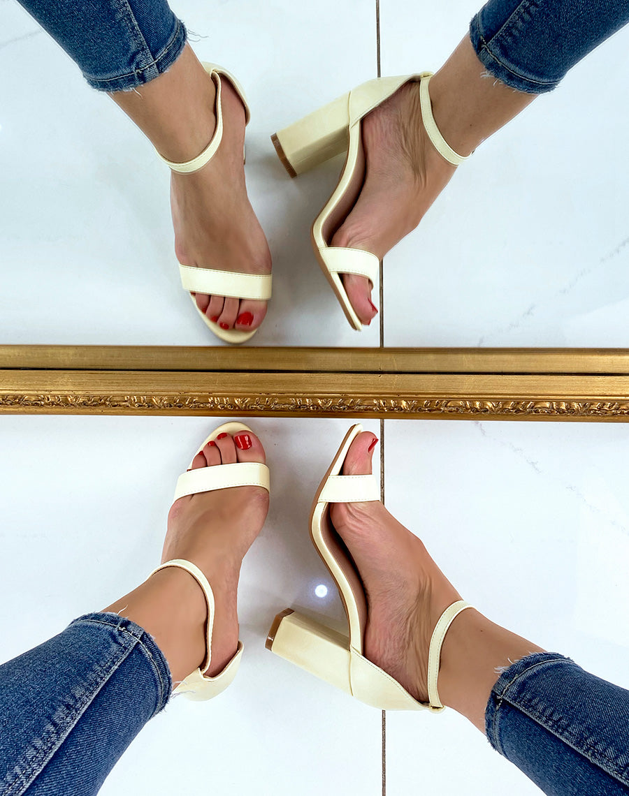 Sandales à talon jaunes pastel à fines lanières