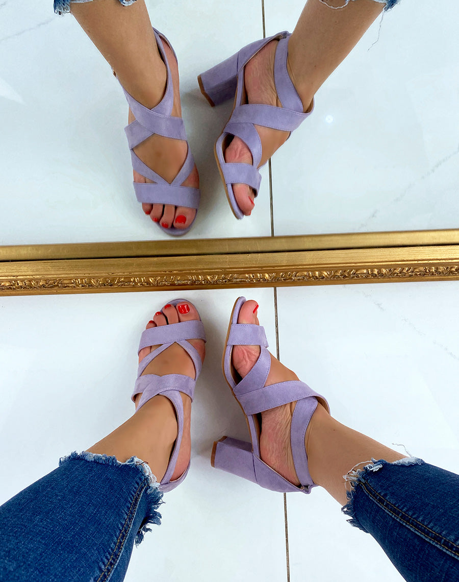 Sandales à talon lilas en suédine à multiples brides