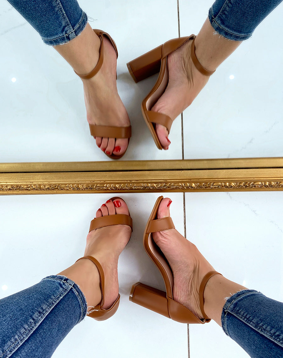 Sandales à talon marrons à fines lanières