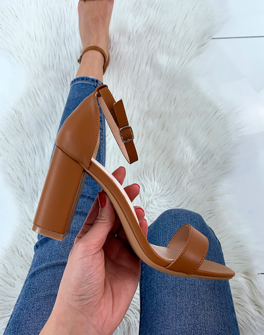 Sandales à talon marrons à fines lanières