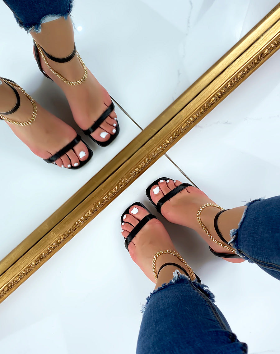 Sandales à talon noir à chaîne doré