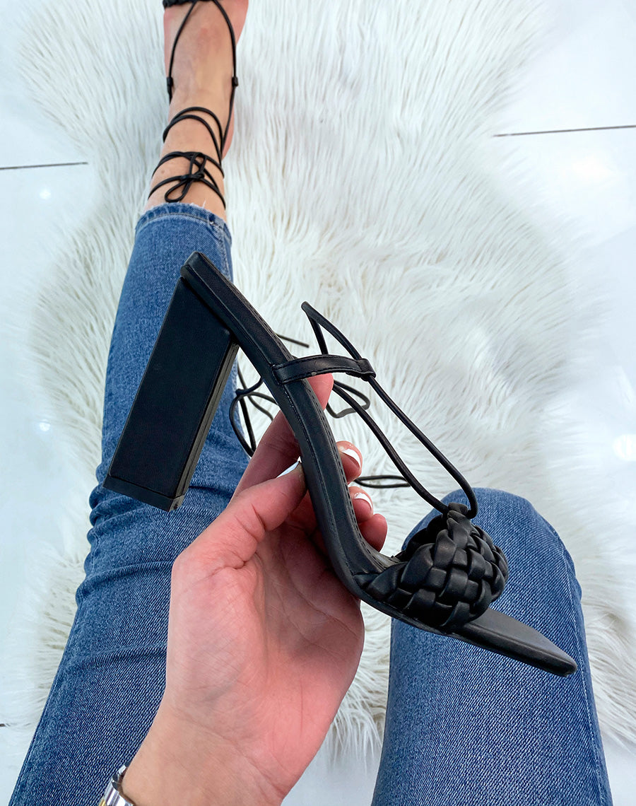 Sandales à talon noires à bride tressé et longues lanières