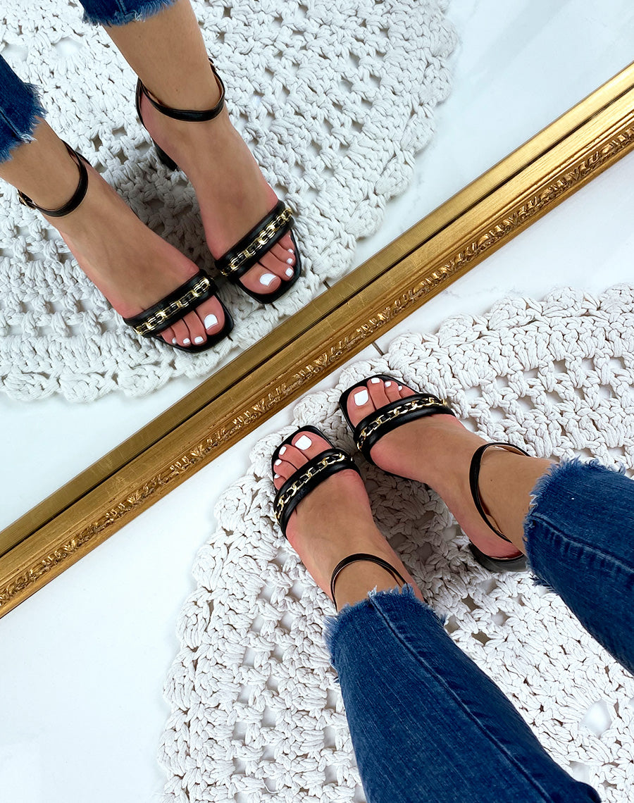 Sandales à talon noires à chaîne dorée