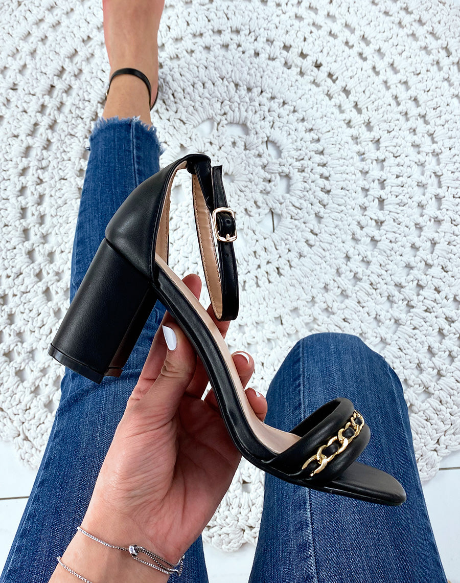 Sandales à talon noires à chaîne dorée