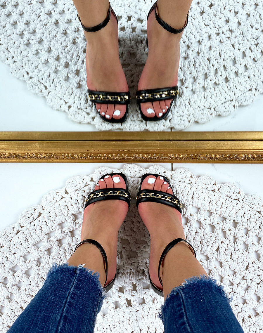 Sandales à talon noires à chaîne dorée