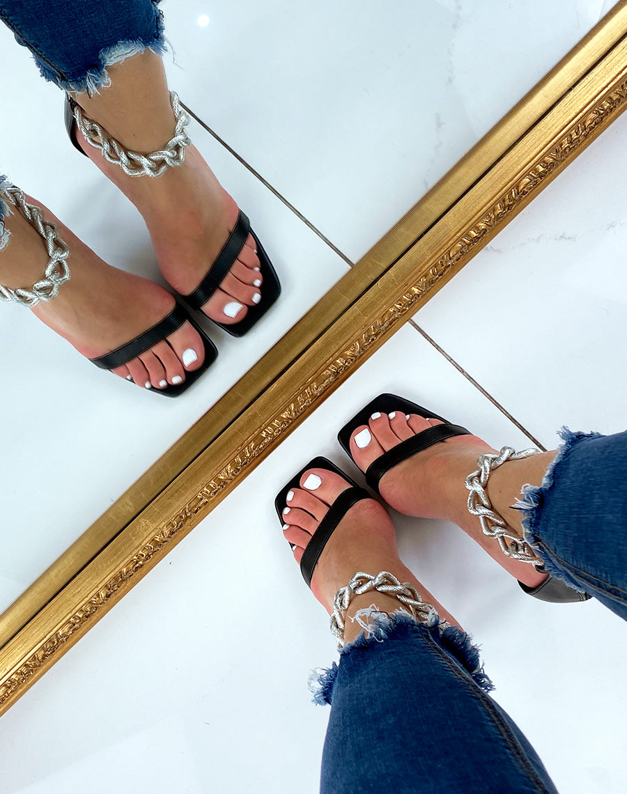 Sandales à talon noires à chaine argentée