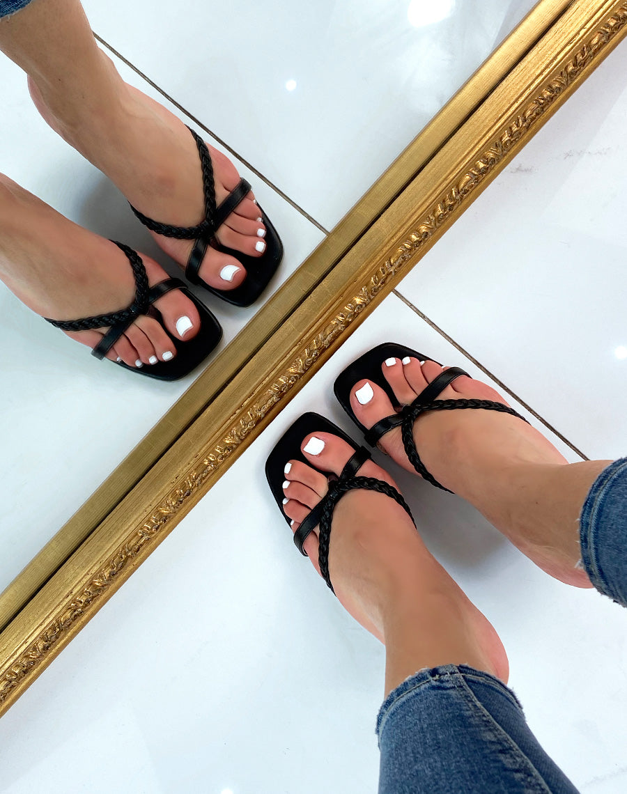 Sandales à talon noires et entre-doigts à bride tressée