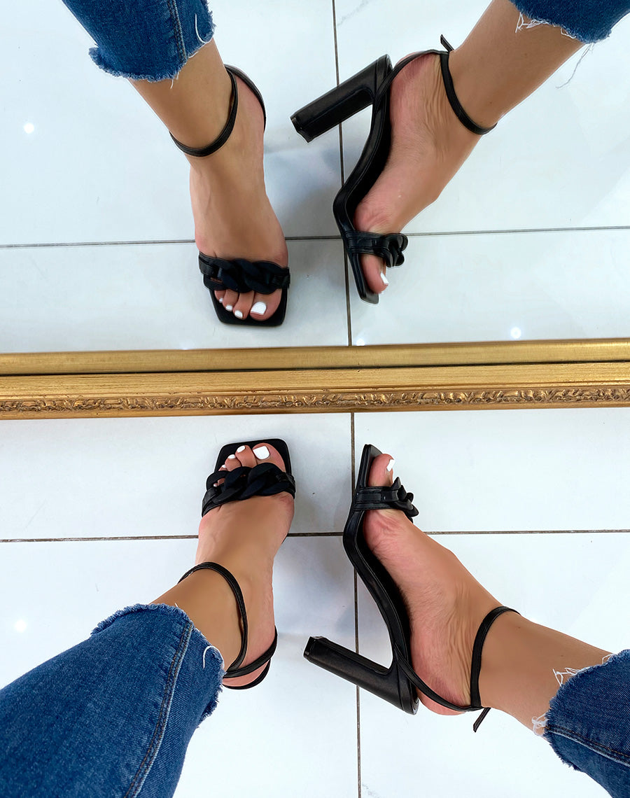 Sandales à talon noires à fines brides et chaîne matte