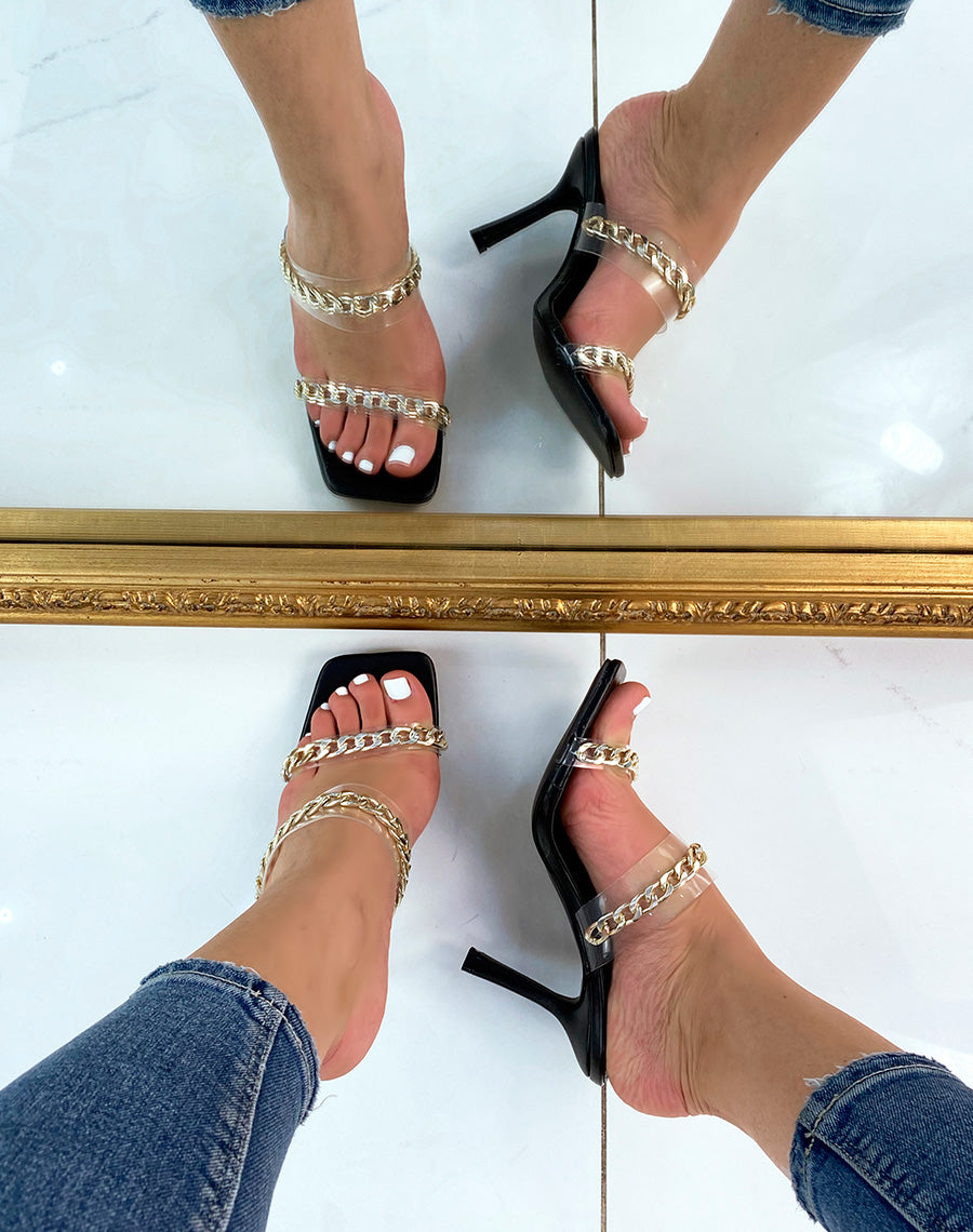 Sandales à talon noires à fines chaînes dorées
