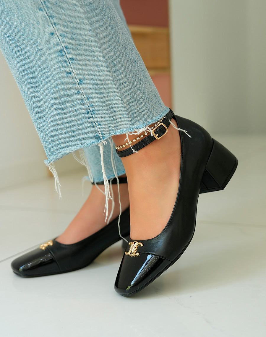 Sandales à talon noires élégantes avec bijou doré et bout verni