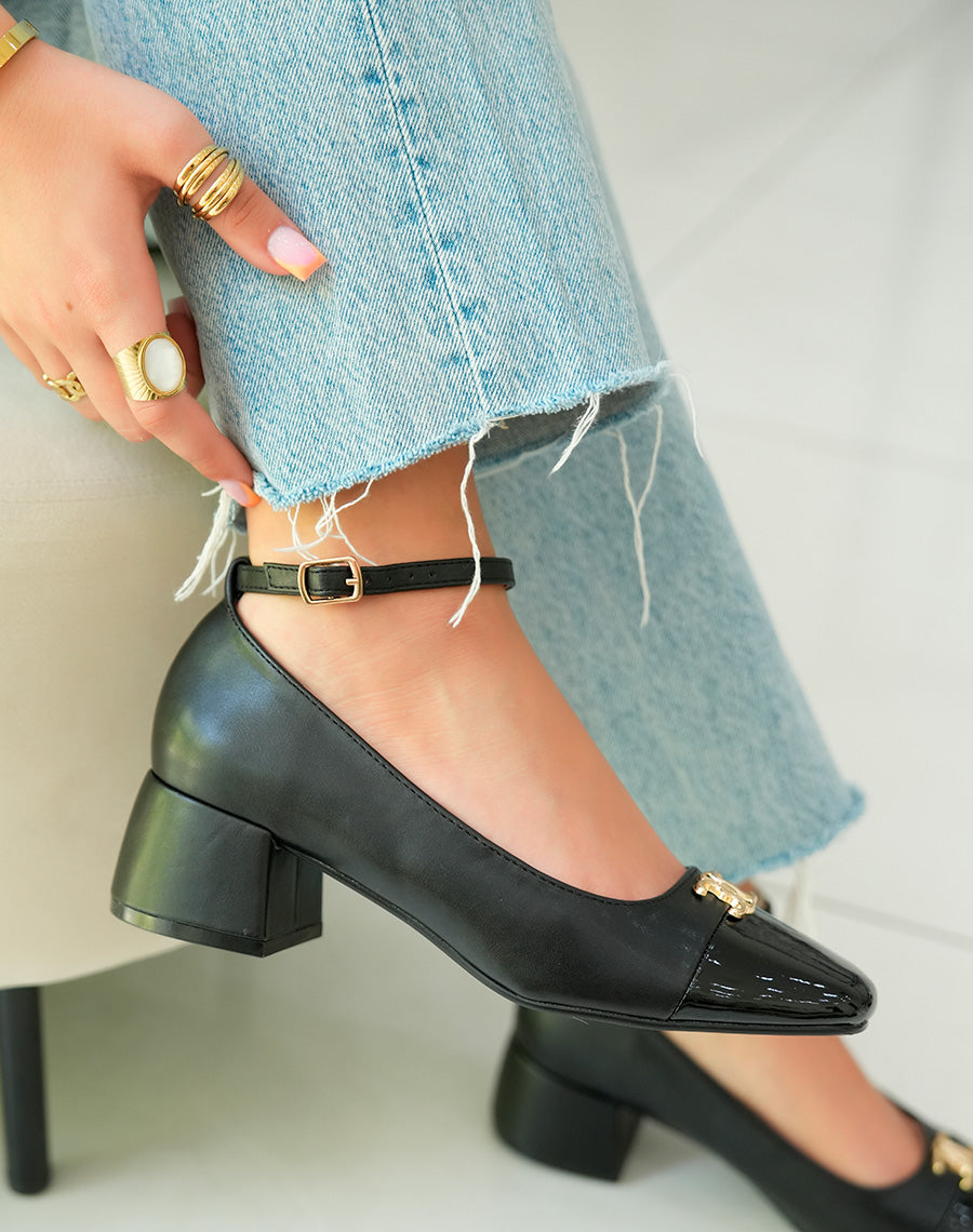 Sandales à talon noires élégantes avec bijou doré et bout verni