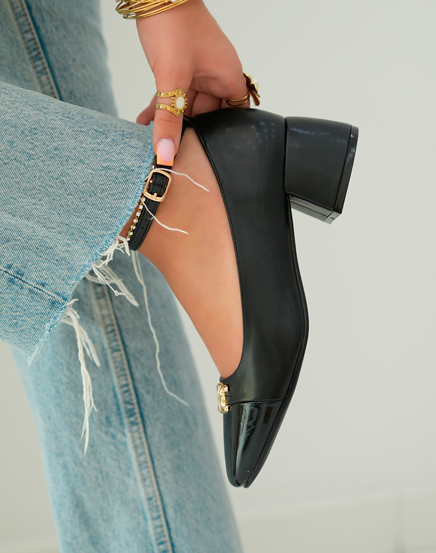 Sandales à talon noires élégantes avec bijou doré et bout verni