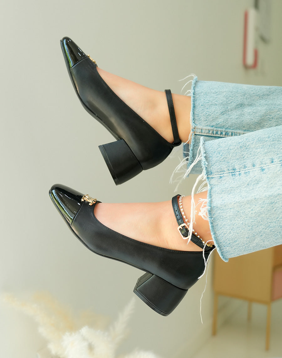 Sandales à talon noires élégantes avec bijou doré et bout verni