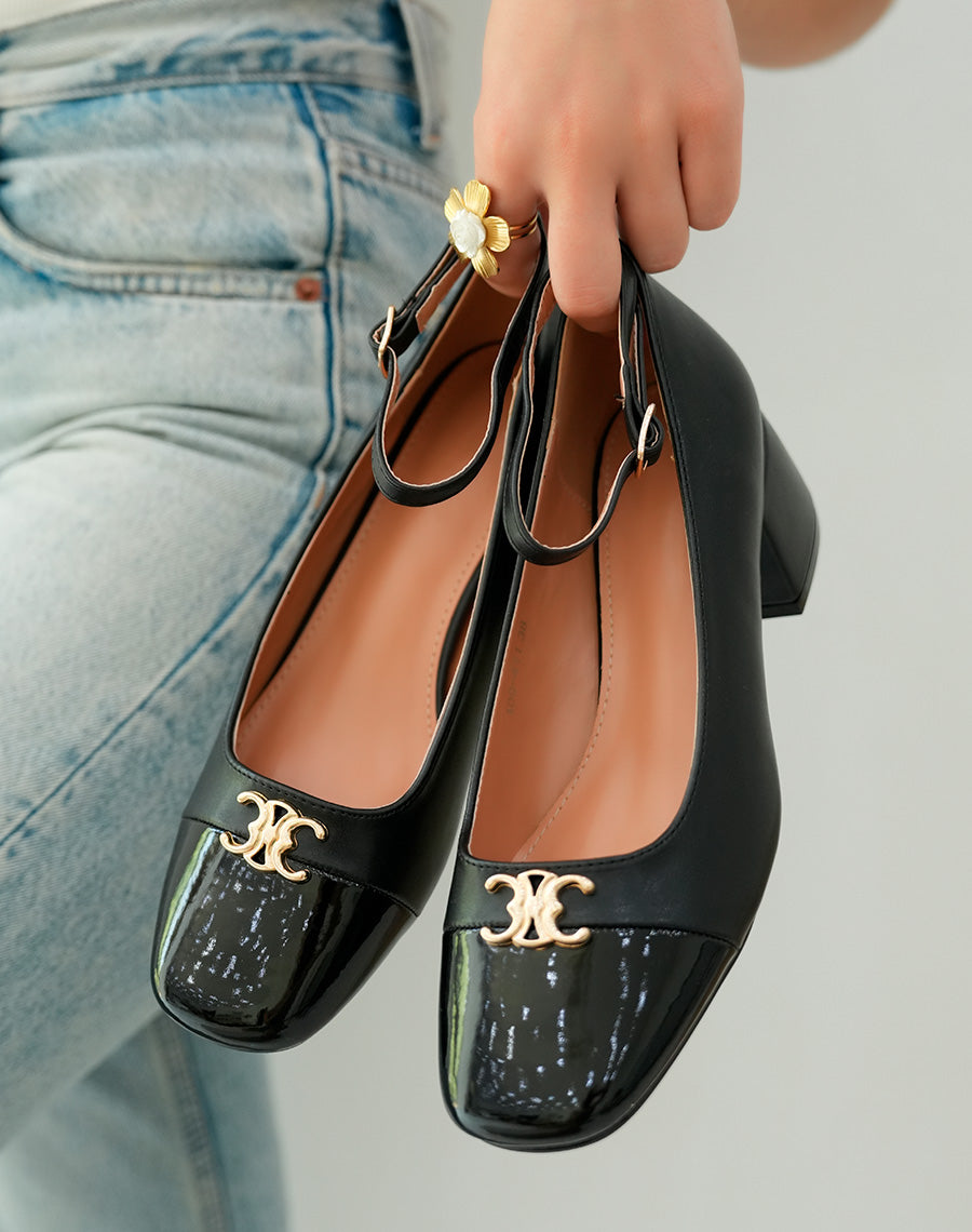 Sandales à talon noires élégantes avec bijou doré et bout verni