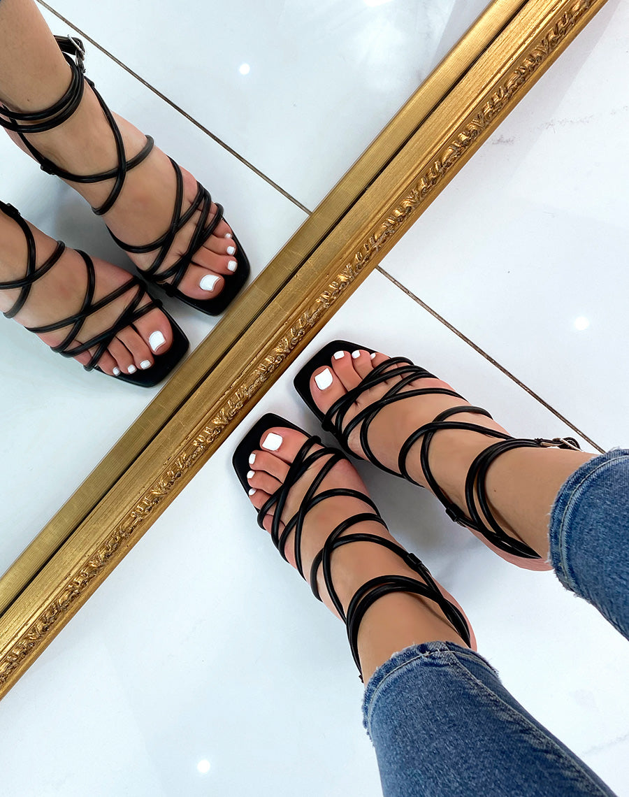 Sandales à talon noires à multiples lanières