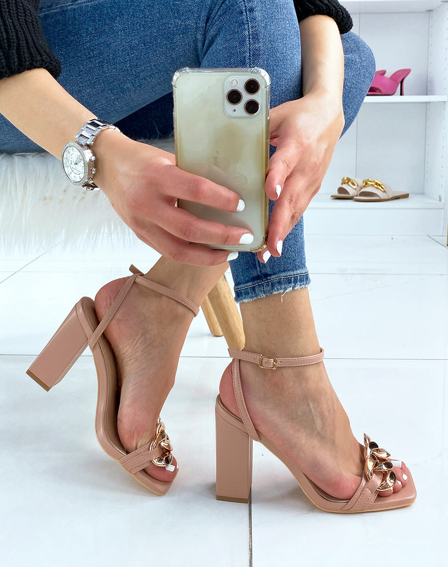 Sandales à talon nude à fines brides et chaîne dorée