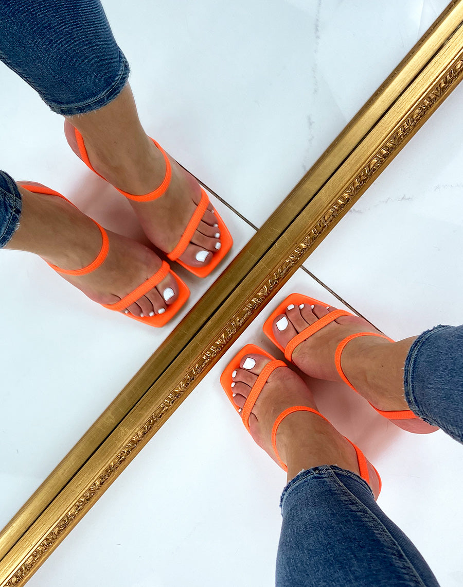 Sandales à talon orange fluo et à bride