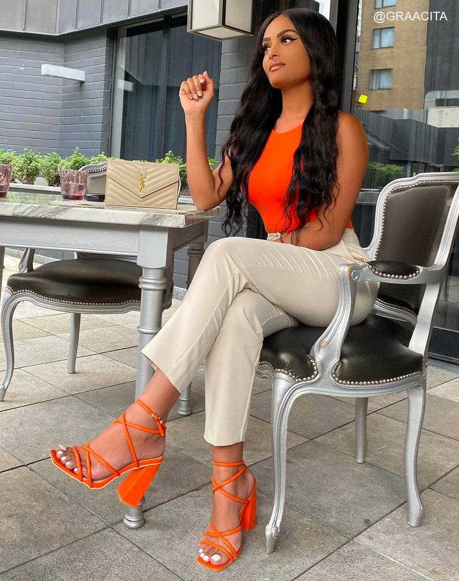 Sandales à talon oranges à multiple brides