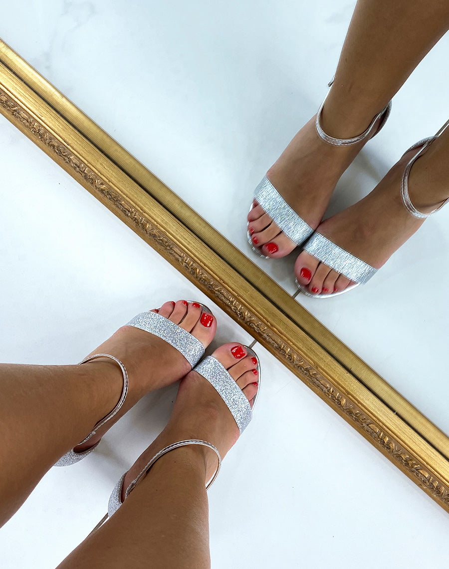 Sandales à talon à paillettes argentées