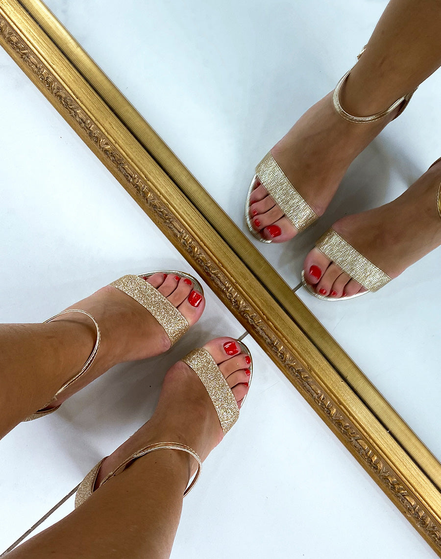 Sandales à talon à paillettes dorées