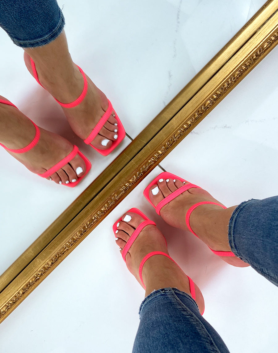 Sandales à talon rose fluo et à bride