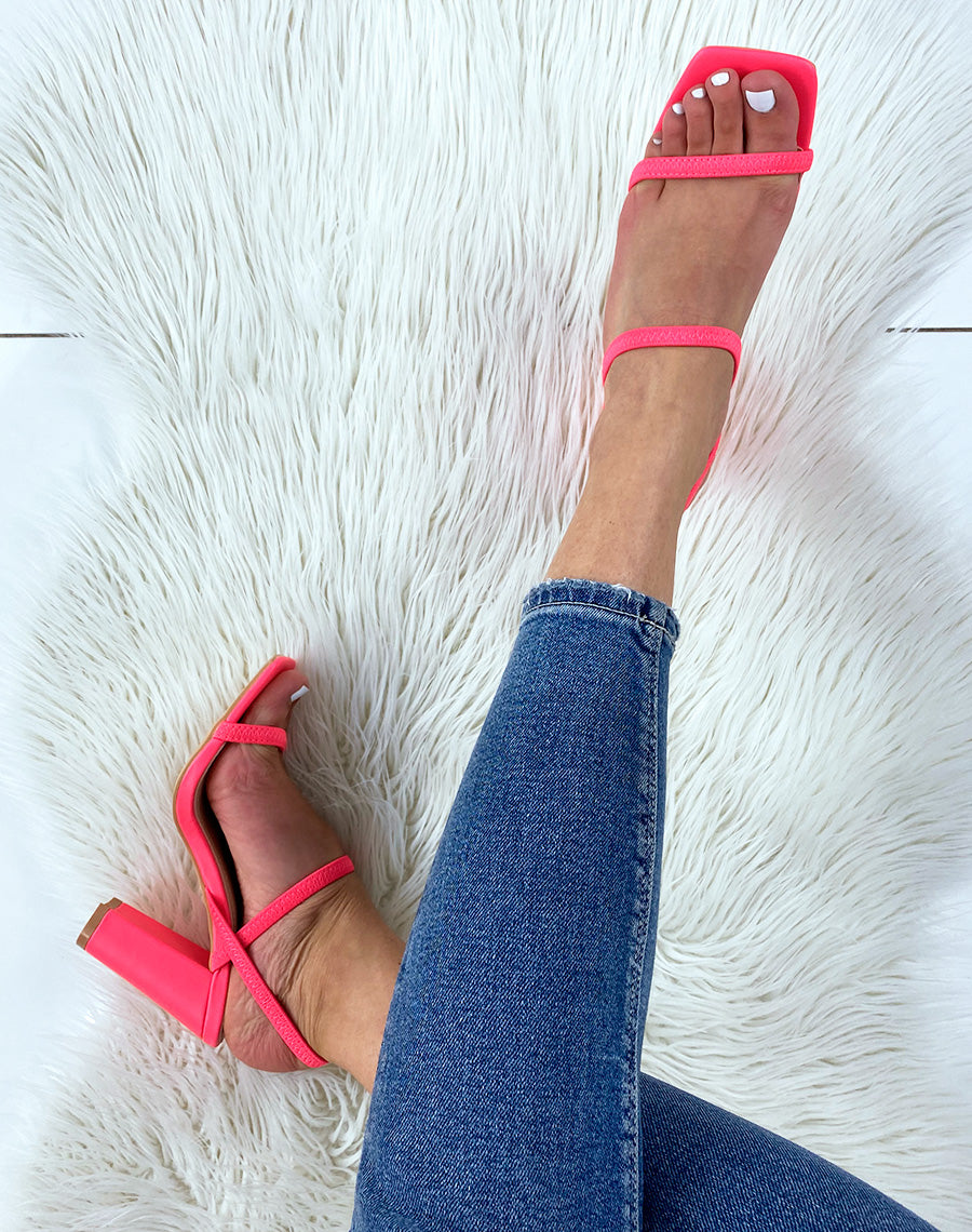Sandales à talon rose fluo et à bride