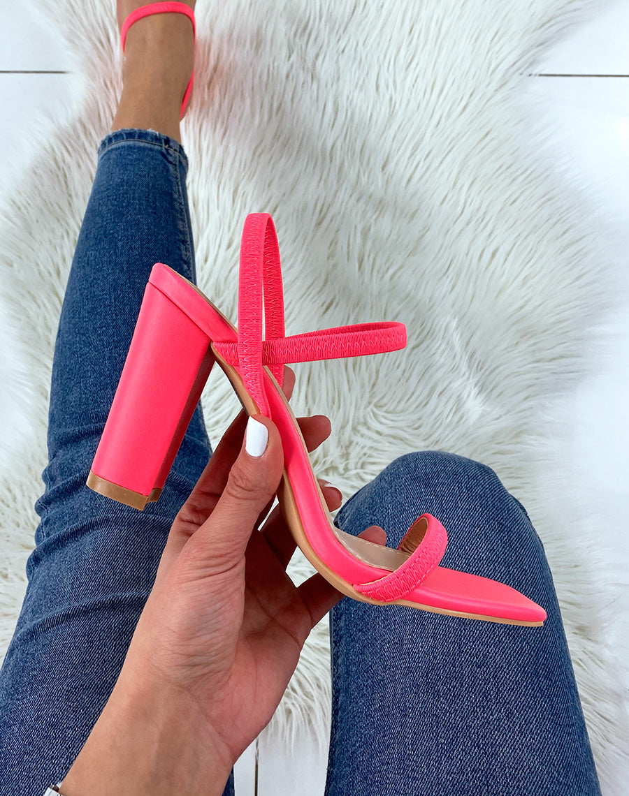 Sandales à talon rose fluo et à bride