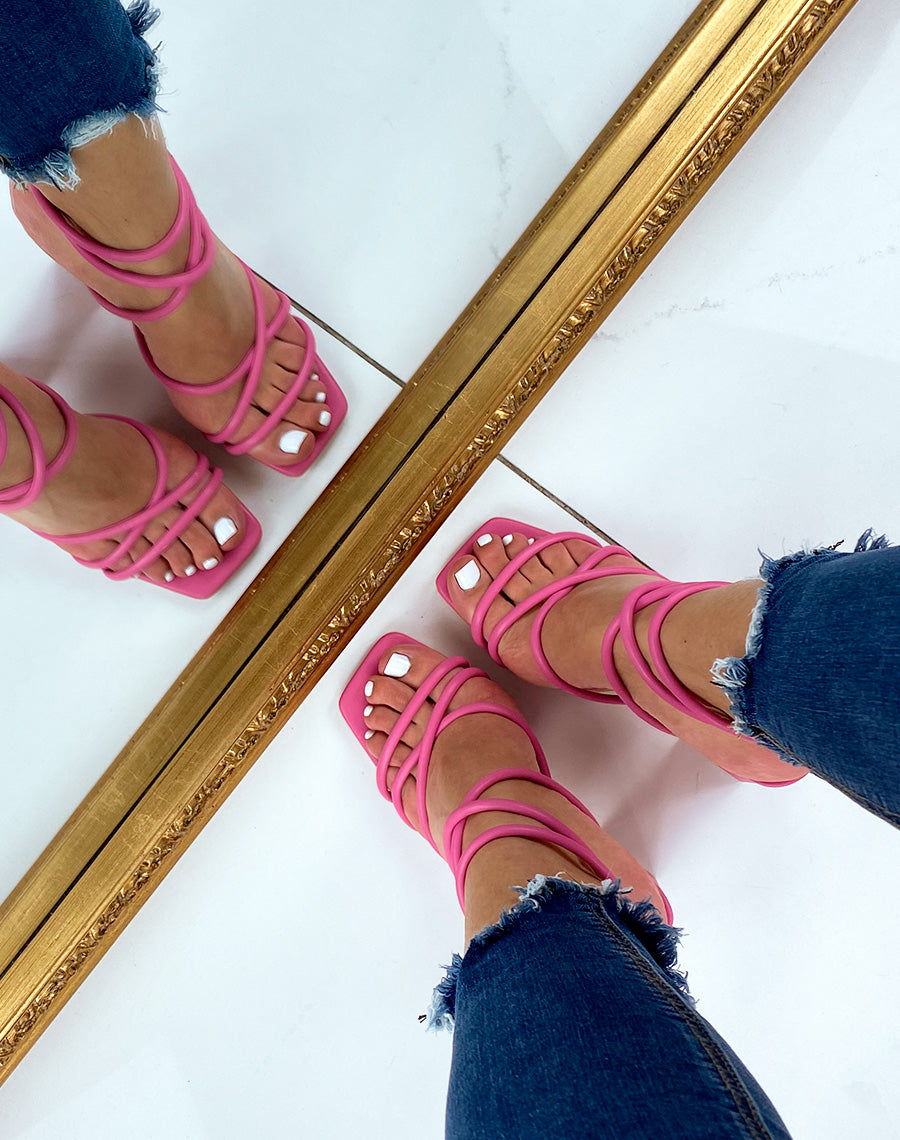 Sandales à talon rose fushia à multiple brides