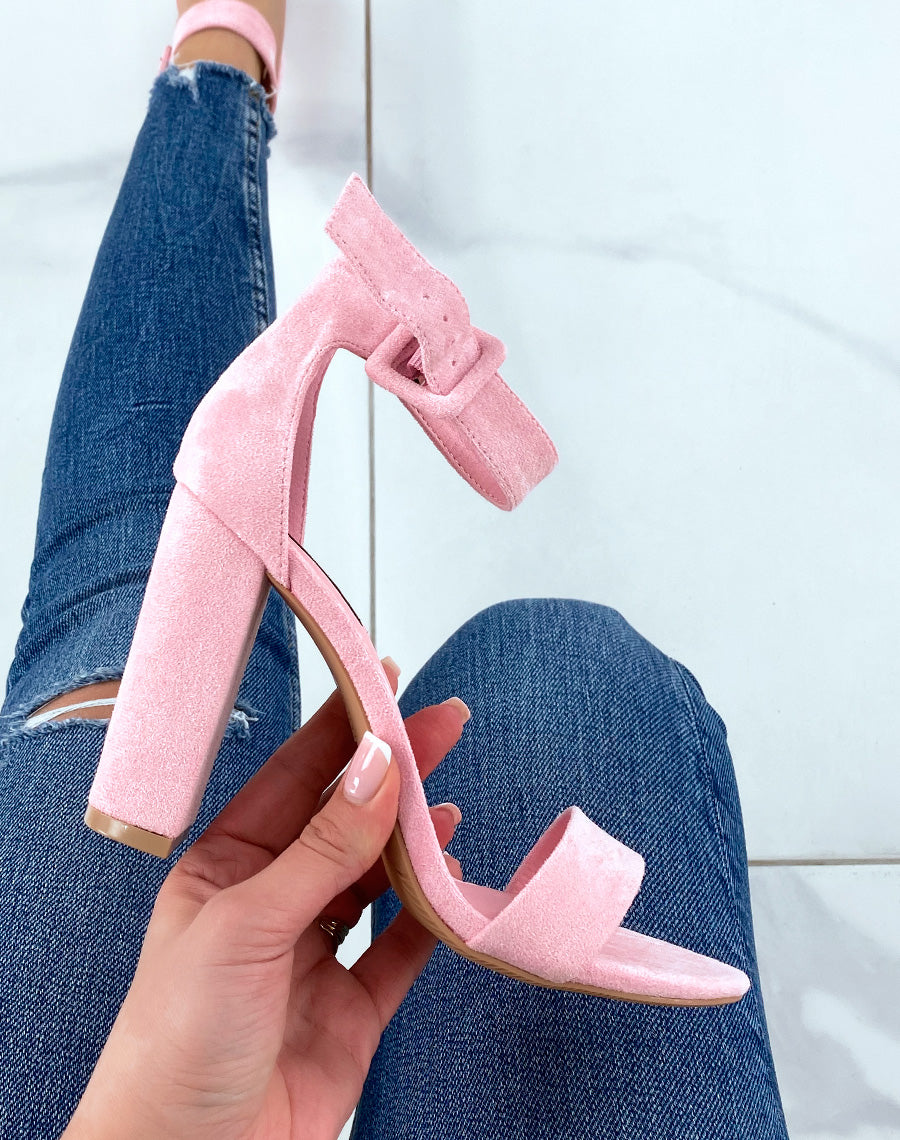Sandales à talon rose pastel à boucle carré